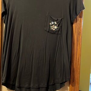 Soft & Sexy T by AEO
Size medium but could fit large.